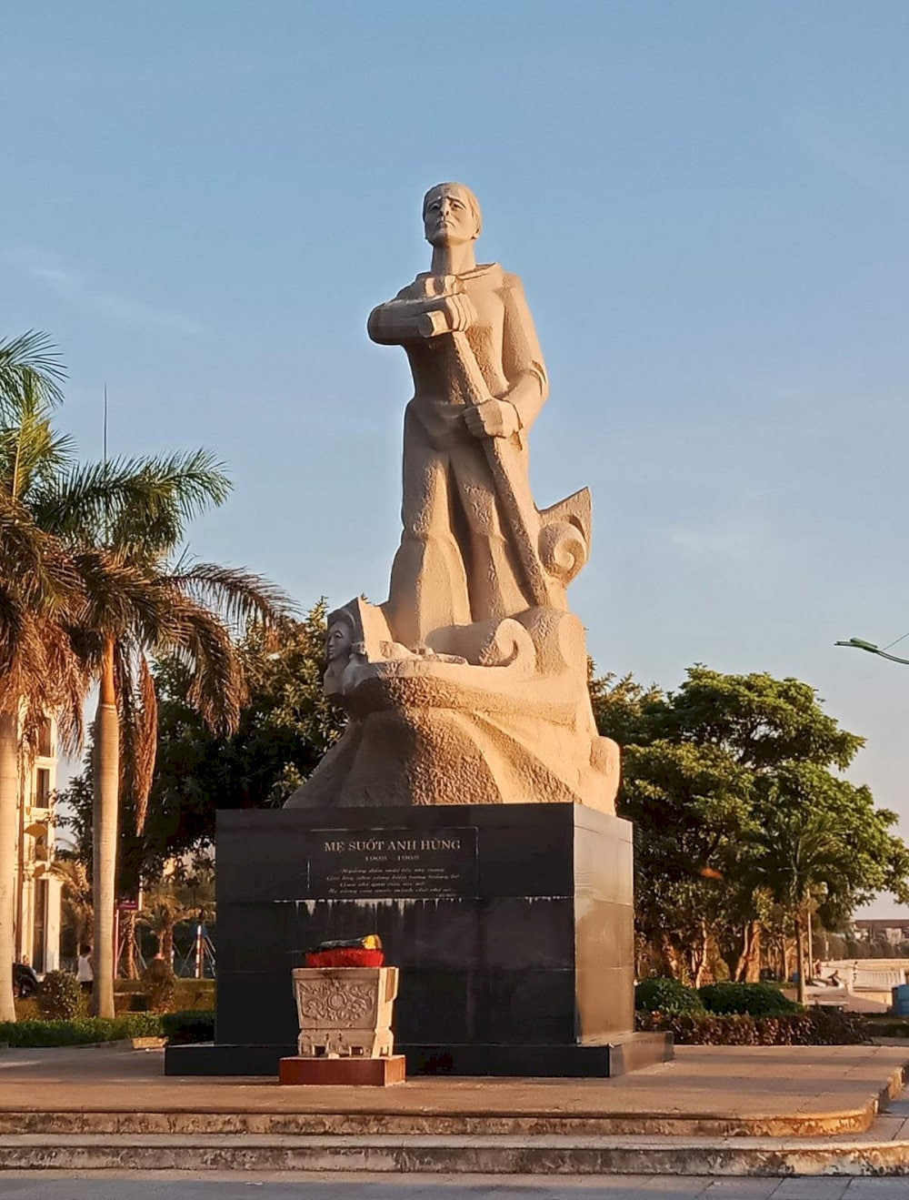 Tượng đài Mẹ Suốt có chiều cao 7m